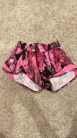 Lululemon Shorts 2.5" Hotty Hot Low-Rise thumbnail 2