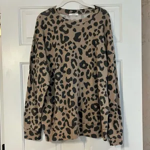 Cherish Women’s Leopard Soft Sweatshirt Medium thumbnail 2