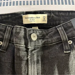 NWT Abercrombie & Fitch Curve Love High Rise Mom Jeans: Washed Black, Size 28 thumbnail 11