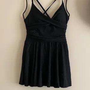 SHAPERIN Swim Dress Medium Women 1pc Skirted Swimsuit Tummy Control Bathing Suit thumbnail 2