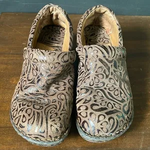 B O C BORN CONCEPT WOMEN'S sz PEGGY CLOG BROWN TOOLED LEATHER SLIP ON thumbnail 1