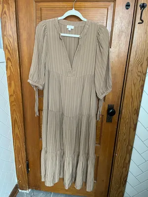 Oddi Midi Tiered V-Neck Dress in Taupe thumbnail 3