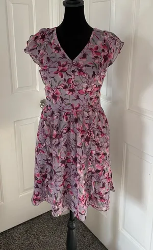 Express purple and pink floral print short-sleeve mini dress with a V-neckline thumbnail 1
