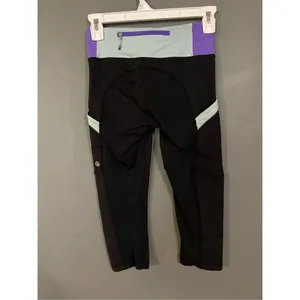 Lululemon Black Mid Rise Capri’s With Pockets Size 2 thumbnail 2