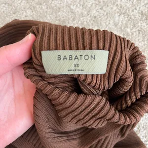 Aritzia Babaton Sculpt Knit Tie Back Sleeveless Mock Neck Brown XS Never Worn thumbnail 4