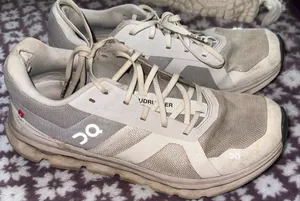 On cloud cloud runner white shoes thumbnail 1