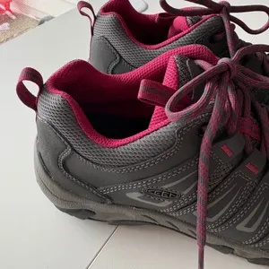 KEEN Womens Hiking Shoes‎ Dark Grey Berry Pink Low Top Trail Sneakers Size 9 thumbnail 2