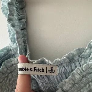 Abercrombie & Fitch Blue and White Smocked Polka Dot Crop Top‎ thumbnail 4