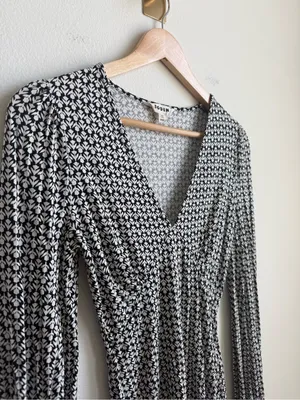 Boden Black White Geometric Floral V-Neck Blouson Sleeve Top Size 4 thumbnail 3