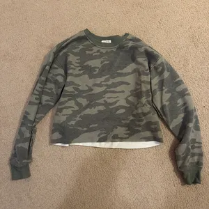 Forever 21 Cropped Camo Crewnec thumbnail 1