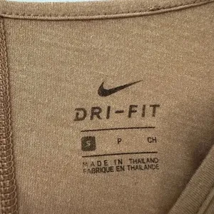 Nike Dri-Fit T-Shirt Size Small Brown Tan Loose Workout Athleisure Sporty thumbnail 3