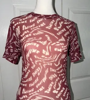 SKIMS‎ Women's Summer Mesh Short Sleeve Top Size Large Raspberry Swirl NWOT thumbnail 1