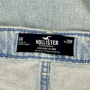 Hollister Low-Rise Light Wash Flare Jeans Y2K Coquette Hearts Size 6/28 EUC!! thumbnail 4