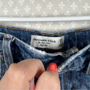 Abercrombie & Fitch High Rise The Mom‎ Shorts thumbnail 2
