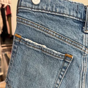 Abercrombie High Rise Mom Short - Blue Denim thumbnail 9