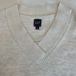 GAP • Crossover V Neck Sweater • Size XS • Marshmallow (Cream/Tan) thumbnail 6