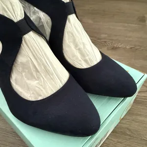 LifeStride Giovanna 2 Pump Faux Suede Cutout Heel Dress‎ Shoe Size 9.5W Navy NWB thumbnail 6