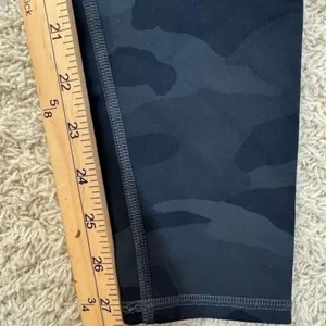 ALO‎ YOGA High Waisted Vapor Black And Gray Camo Leggings Size M Athleasure Gym thumbnail 6