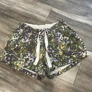 Lululemon Spring Breakaway Short Floral White Multi size 8 thumbnail 2