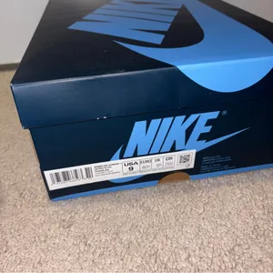 NWT Women’s Jordan 1 Retro High OG in Blue and White Size: 9 thumbnail 7