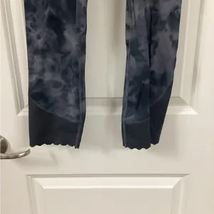 Lululemon Athletica Black Tie-Dye Scalloped Leggings thumbnail 2