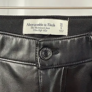Abercrombie &‎ Fitch The 90's Relaxed Ultra High Rise Faux Leather Pants Black 6 thumbnail 5
