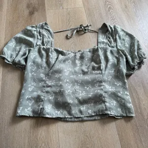 Abercrombie and Fitch Green Floral Puff Sleeve Top thumbnail 2