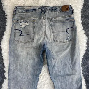 AMERICAN EAGLE LIGHT BLUE DISTRESSED BUTTON FLY BOY JEAN DENIM MID RISE thumbnail 6