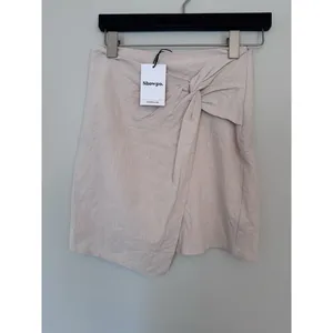 Showpo Kiandra Wrap Mini Skirt Womens Sz 4 Beige Knot Detail Side Zip Lined NWT thumbnail 3