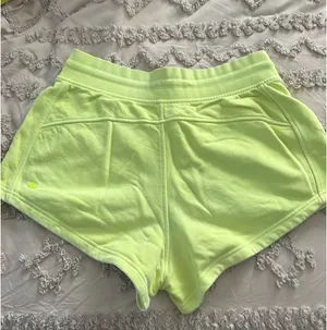 Lululemon Scuba Shorts High-Rise thumbnail 2