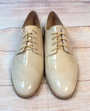 Karl Lagerfeld Paris Women’s Sz 8 IVA Beige Oxford Patent Leather Dress Shoes thumbnail 1