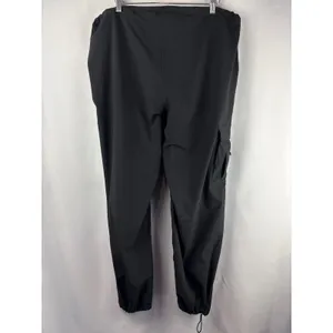 Women’s Alo Medium Black Cargo Parachute Pants thumbnail 4