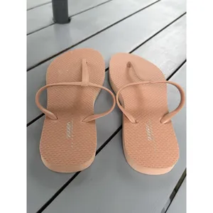 Old Navy Women Beige Pink T-Strap Sandals Partially Plant Based Size 8 thumbnail 3