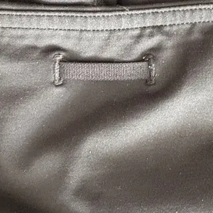 EUC Women’s Black Lululemon Ruched Zipper Leggings Size 8 thumbnail 5