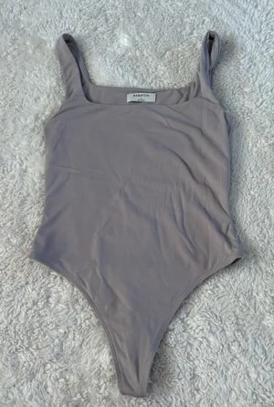 Aritzia Babaton Contour Cropped Women S Preppy College Minimalist Basic Chic thumbnail 1