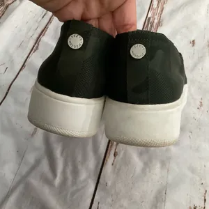 STEVE MADDEN CAMO SLIP ON‎ SNEAKERS thumbnail 3