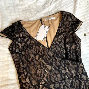 Dress The Population Black Lace Sheath Midi Dress V Neck Cap Sleeve‎ XS thumbnail 2