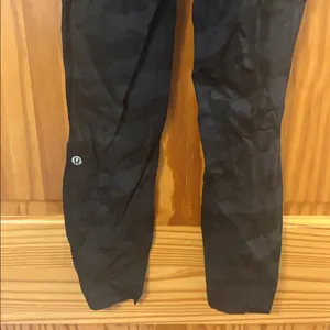 Lululemon Size 6 Base Pace High-Rise Navy Blue Camouflage Leggings. thumbnail 6