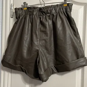 Abercrombie & Fitch Vegan Leather High Waist Paperbag Shorts Minimalist Neutral thumbnail 3