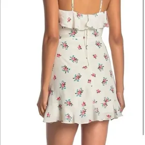 ✨NWOT✨TRIXXI Womens White floral Zippered Spaghetti Strap Square Neck Dress✨ thumbnail 2