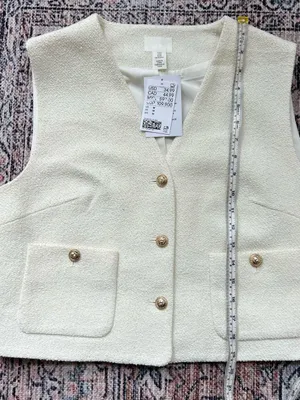 H&M NWT Cream Bouclé Button Front Vest Size Medium Pockets Gold Buttons thumbnail 8