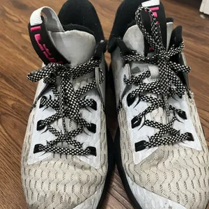 Nike Grey Fireberry Lebron Witness 5 GS Sneakers 3.5 Y/5 Women’s thumbnail 4