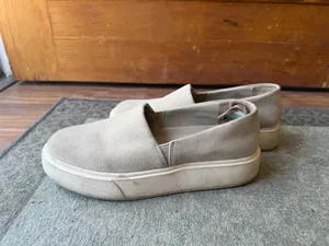 Vince Camuto ABBINNA SNEAKER in French Grey Suede thumbnail 3