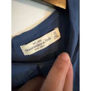 Abercrombie & Fitch sleeveless blouse (Size XS) in a soft slate/steel blue thumbnail 5
