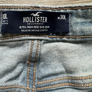 Hollister Ultra‎ High Rise Dad Jeans 10L Light Wash Ripped Knees Straight Leg thumbnail 12
