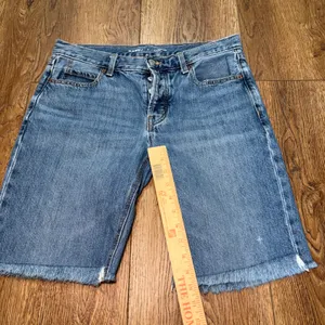 Old Navy Womens 4 Mid Rise Slouchy Denim Shorts Frayed Hem Button Fly Grunge thumbnail 2