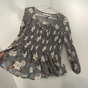 AMERICAN EAGLE Smocked Floral Blouse Blue Cream Ivory Long Sleeve Boho Peplum XS thumbnail 10