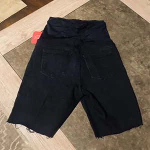 Isabel Maternity by Ingrid & Isabel Over Belly Bermuda Maternity Jean Shorts thumbnail 4