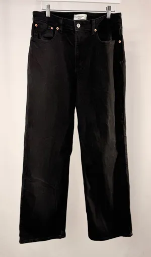 Abercrombie & Fitch Curve Love The 90's Straight Ultra High Rise Jeans‎ in Black thumbnail 1