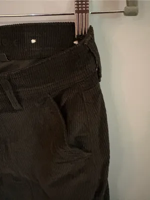 American Eagle Women’s Dark Gray Corduroy Cargo Pants in size 4 Short. thumbnail 5